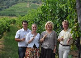 “Magyarország egyik legszebb szőlőbirtoka Erdőbénye határában. Időtlen hangulat, gyönyörű környezet, kiváló borok és pezsgők.”
